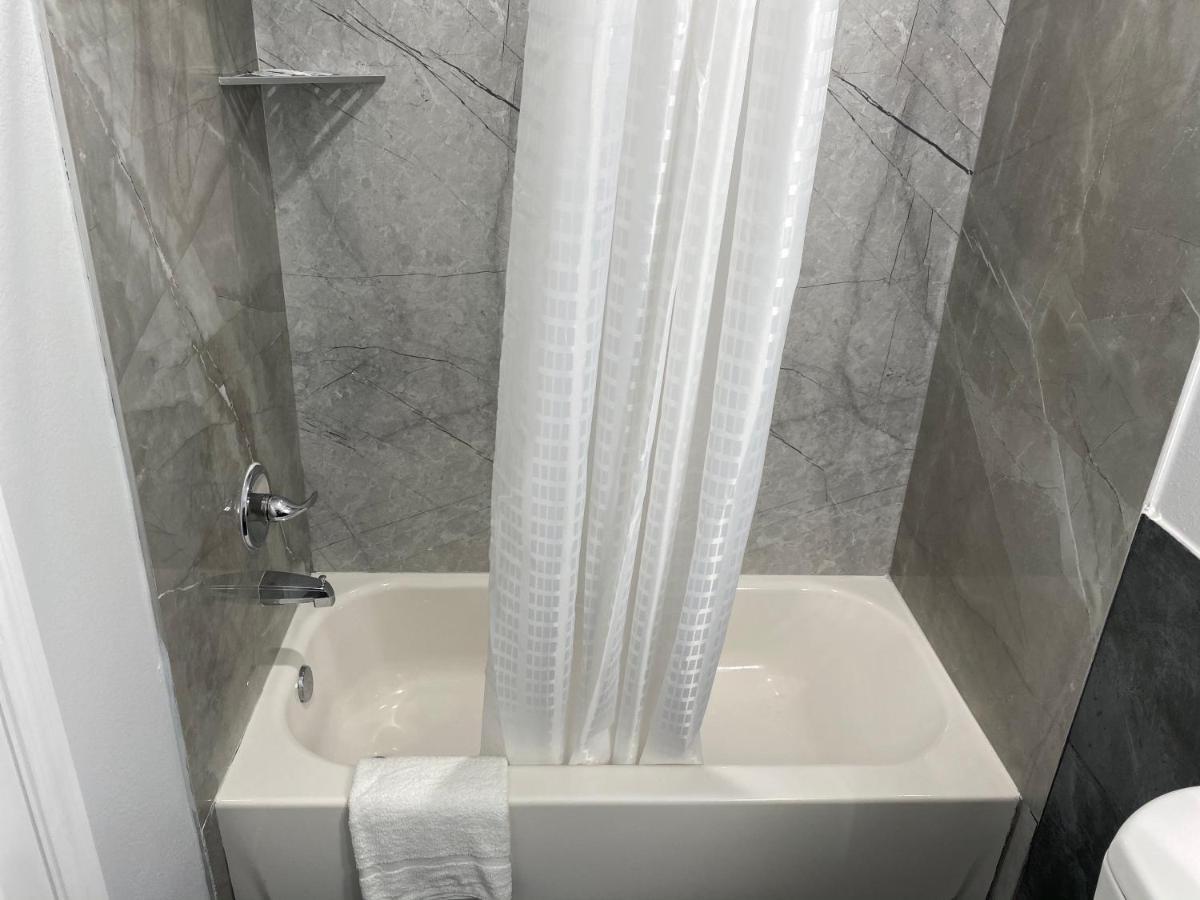 Palace Inn Crosby Bagian luar foto