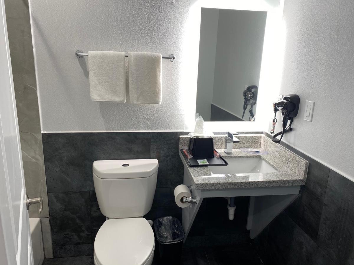 Palace Inn Crosby Bagian luar foto